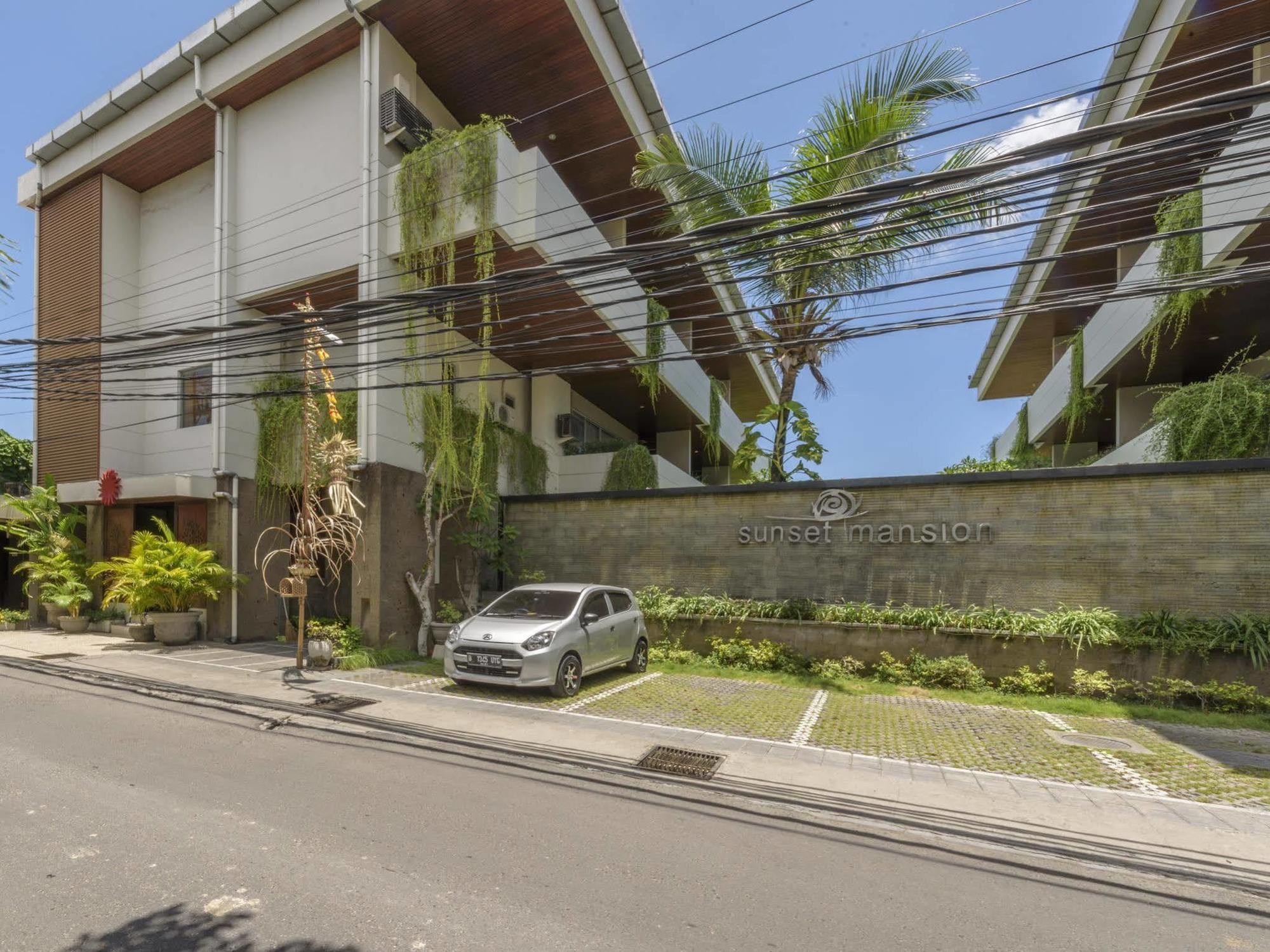 Swiss-Belcourt Sunset Aparthotel Seminyak Exterior foto
